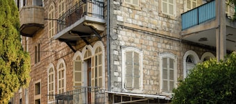 Chic Red Studio near Talpiot Market