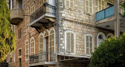 Chic Red Studio near Talpiot Market