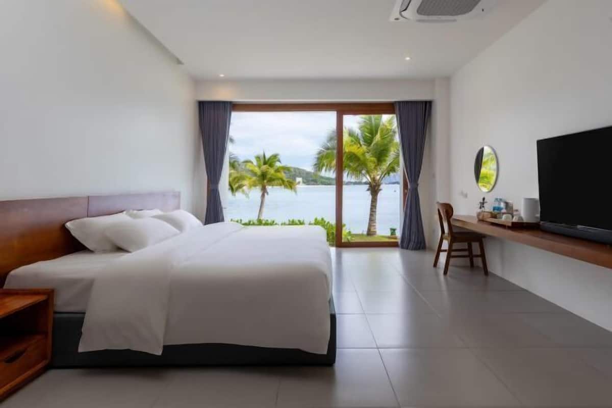 Free minibar items, blackout drapes, soundproofing, free WiFi