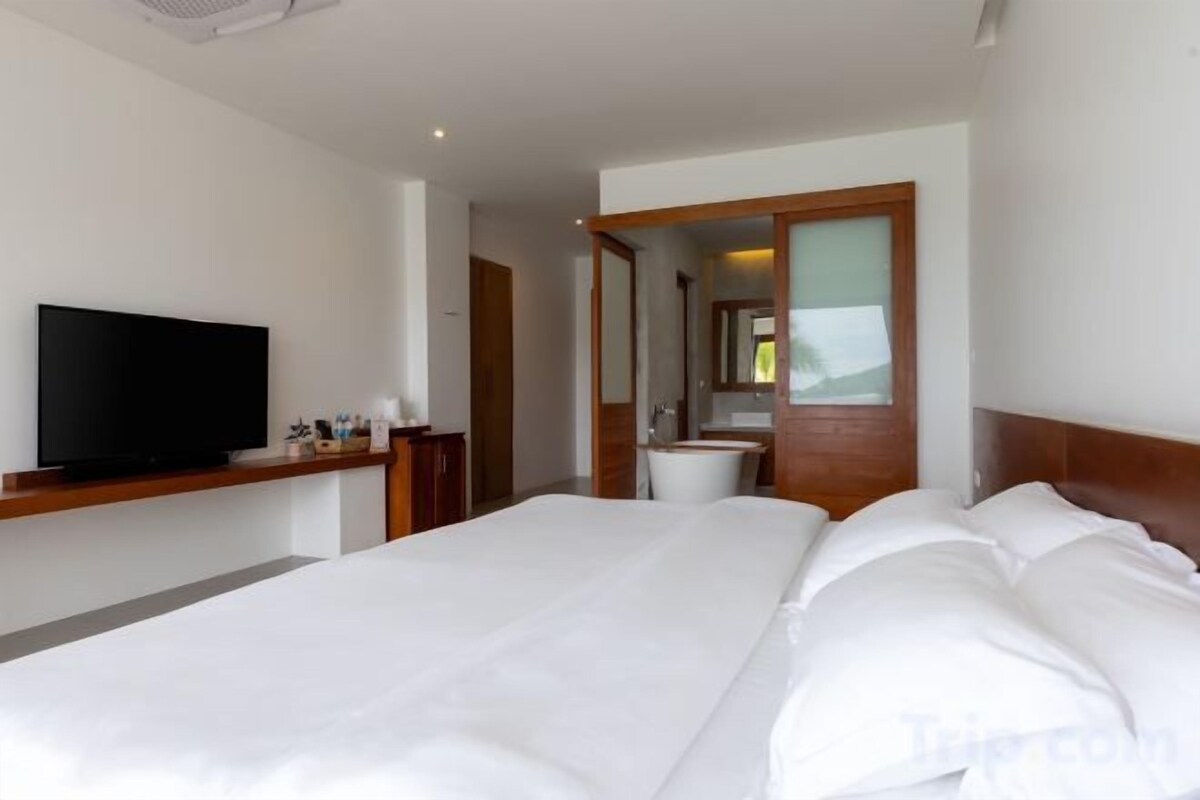 Artículos del minibar gratis, cortinas blackout y insonorización