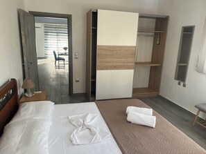 3 bedrooms, iron/ironing board, WiFi