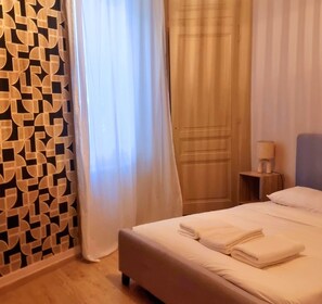 Egyptian cotton sheets, premium bedding, down comforters - Jk Suites Limoges (Limoges)