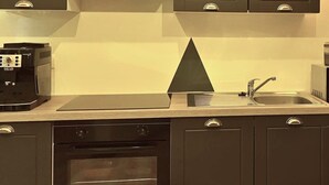 The JK Evasion | Private kitchen | Espresso maker, coffee/tea maker, full-size fridge, microwave - Jk Suites Limoges (Limoges)