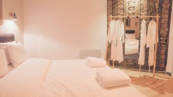 The JK Evasion | 2 bedrooms, Egyptian cotton sheets, premium bedding, down duvets