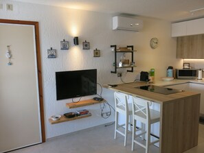 Réfrigérateur, four à micro-ondes, surface de cuisson, lave-vaisselle