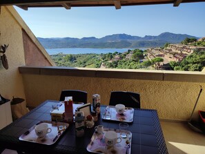 Outdoor dining - Elegant and spacious apartment with terrace and gulf view in Costa Smeralda (Olbia)