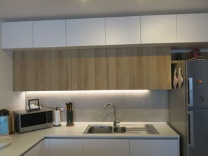 Fridge, microwave, stovetop, dishwasher - Elegant and spacious apartment with terrace and gulf view in Costa Smeralda (Olbia)