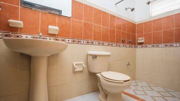 Habitación estándar, 2 camas Queen size | Baño | Amenidades de baño gratuitas y toallas