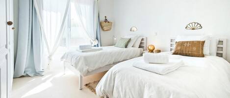 3 bedrooms, travel cot, Internet, bed sheets
