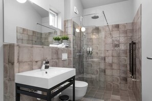 Shower, hair dryer, towels - Backyard Stylish Studio for 2 - Excellent Location (Reykjavík)