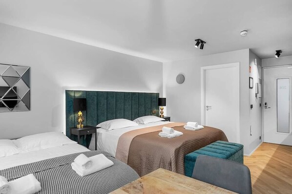 1 camera, una scrivania, Wi-Fi, lenzuola