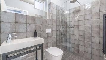 Regadera, secadora de cabello, toallas