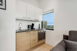 Réfrigérateur, four à micro-ondes, un four, surface de cuisson
