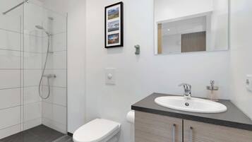Dusche, Haartrockner, Handtücher, Shampoo