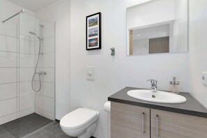 Shower, hair dryer, towels, shampoo - Blue Mountain Apartments - Corner Studio with View (Kópavogur)