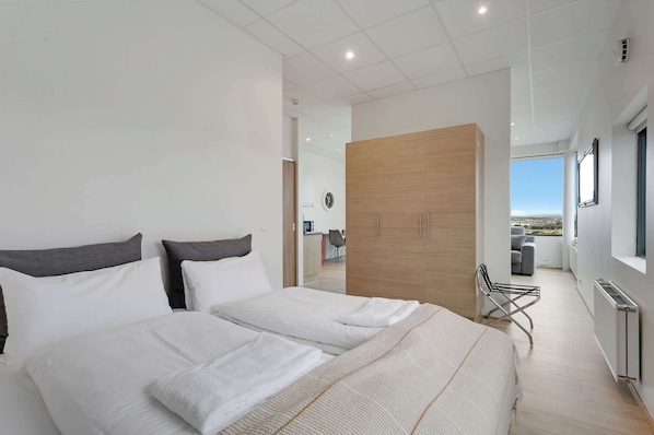 1 bedroom, WiFi, bed sheets - Blue Mountain Apartments - Corner Studio with View (Kópavogur)