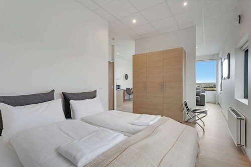 Blue Mountain Apartments - Corner Studio with View