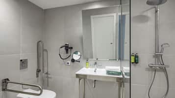 Classic Triple Room | Minibar, free WiFi, bed sheets