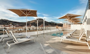 Una piscina al aire libre de temporada