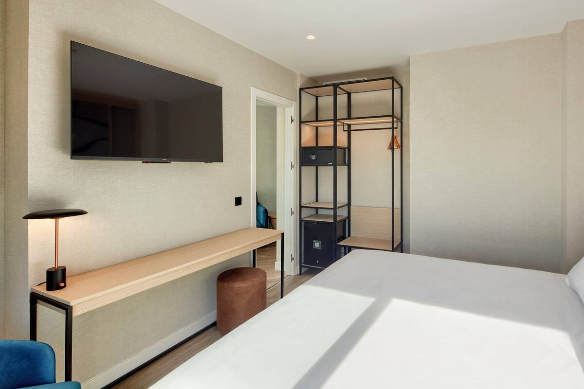 Junior-Suite | Minibar, kostenloses WLAN, Bettwäsche