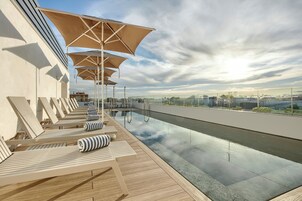 Una piscina al aire libre de temporada