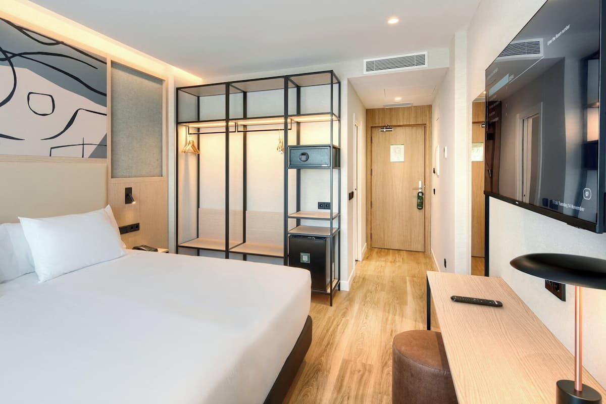 Minibar, free WiFi, bed sheets