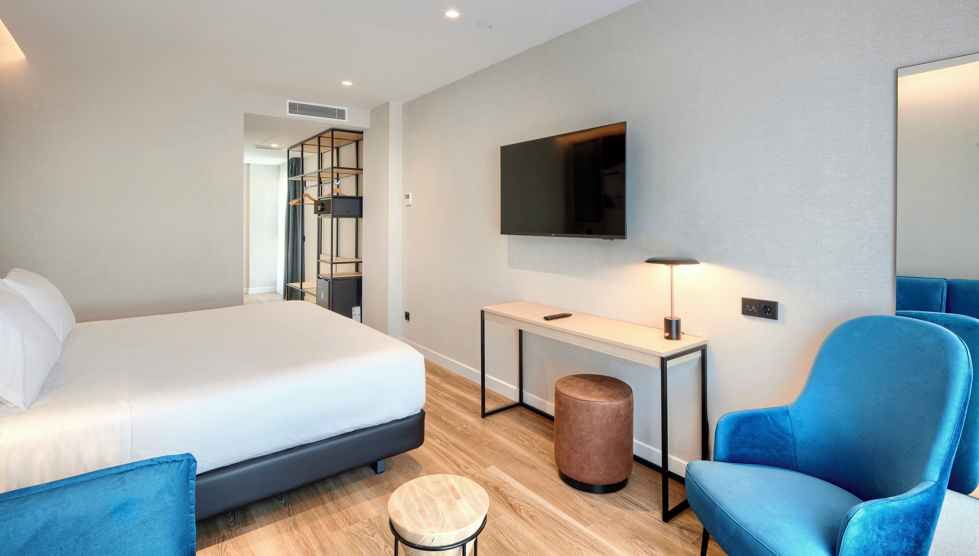 Minibar, free WiFi, bed sheets