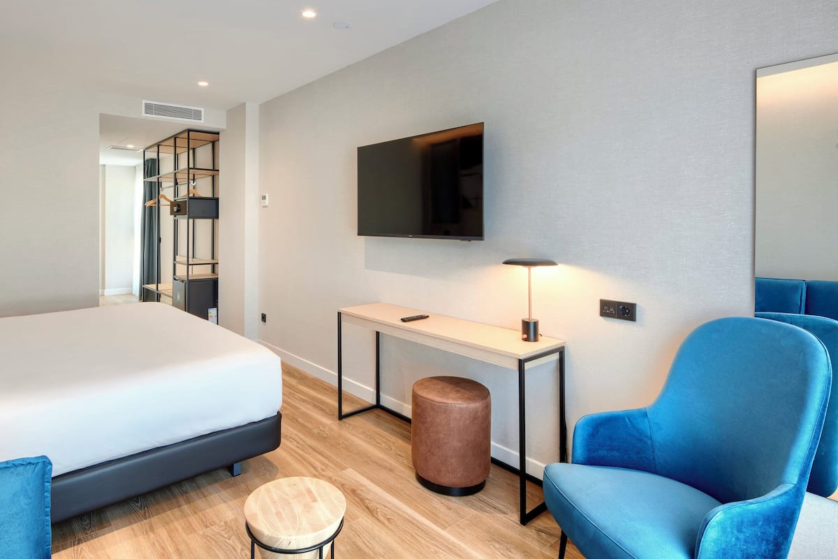 Minibar, free WiFi, bed sheets