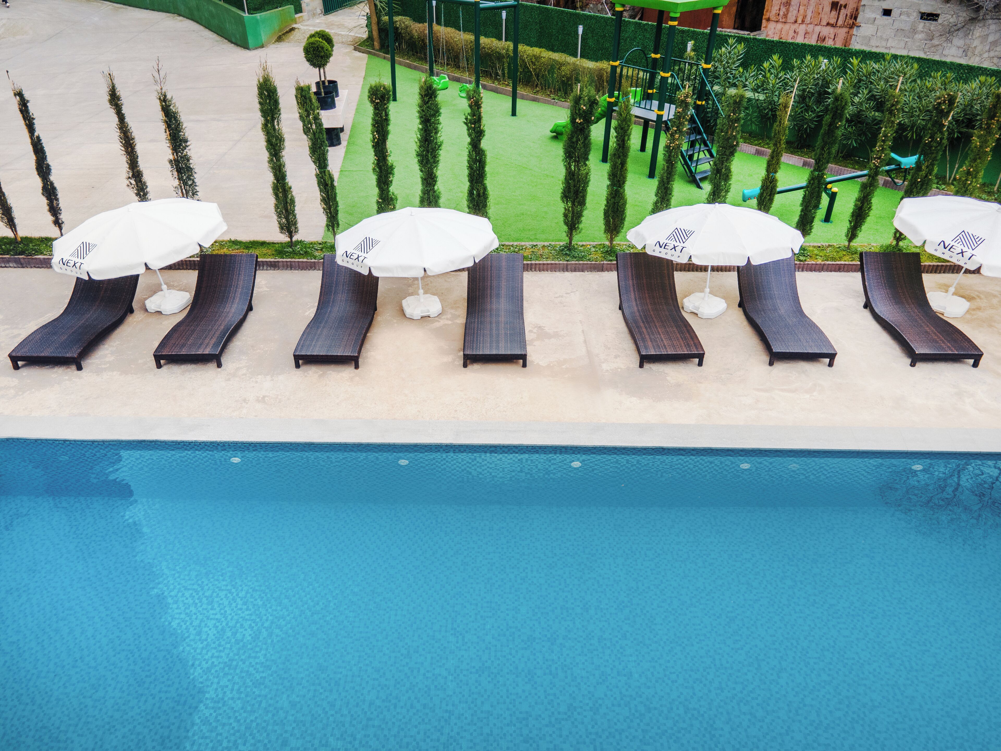 Una piscina al aire libre de temporada