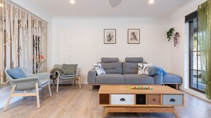 Televisor intel·ligent, reproductor de DVD i llibres 