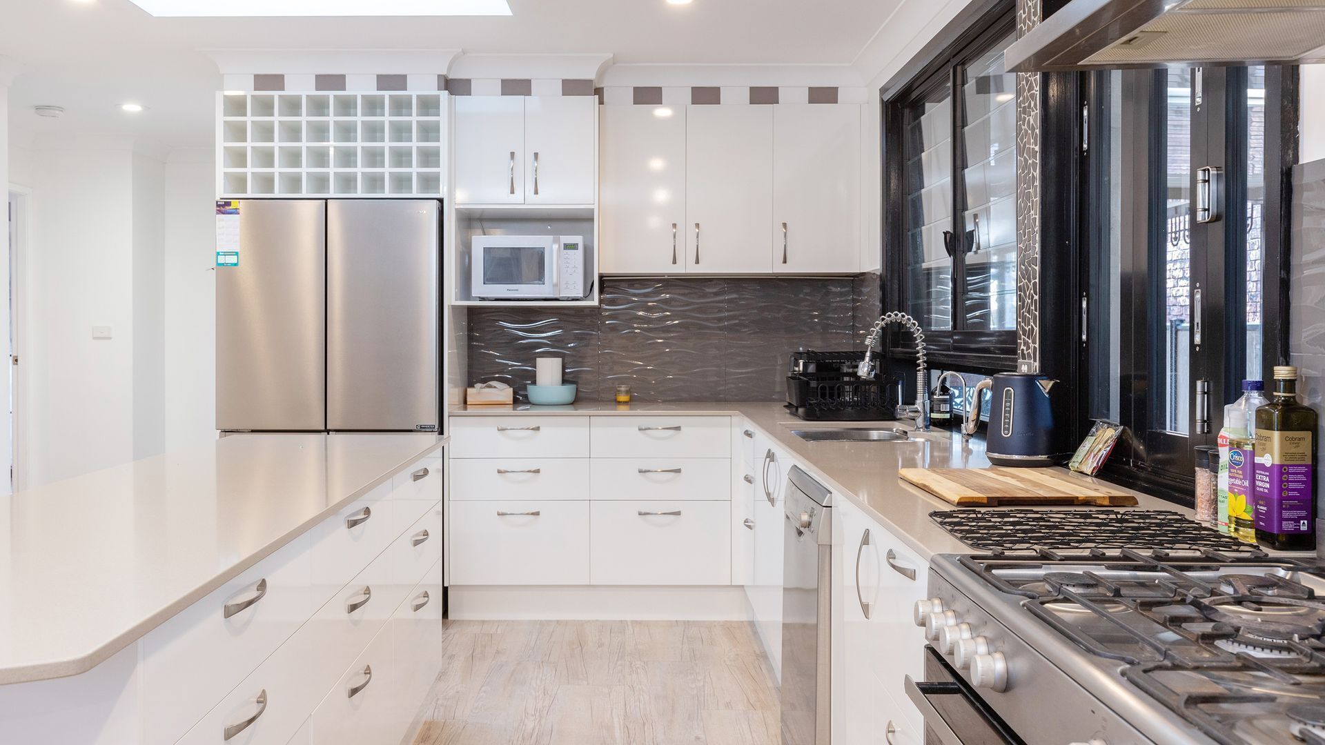 Refrigerador, microondas, horno y lavavajillas 