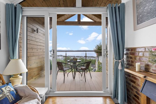 The Boathouse - Panoramic Sea View Retreat, near Town, Marina & Beach and Parking