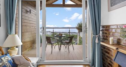 The Boathouse - Panoramic Sea View Retreat, near Town, Marina & Beach and Parking