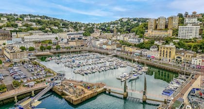 The Boathouse - Panoramic Sea View Retreat, near Town, Marina & Beach and Parking