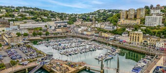 The Boathouse - Panoramic Sea View Retreat, near Town, Marina & Beach and Parking