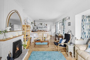 Smart TV, fireplace, DVD player, offices - The Boathouse - Panoramic Sea View Retreat, near Town, Marina & Beach and Parking (Torquay)