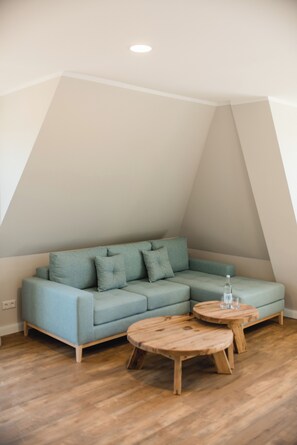 Minibar con artículos gratuitos y caja de seguridad en la habitación 