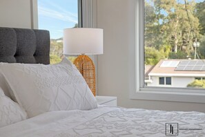 5 bedrooms, desk, iron/ironing board, WiFi