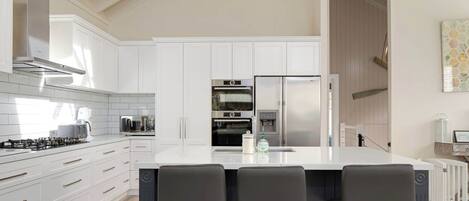 Een koelkast, een microgolfoven, een oven, een kookplaat