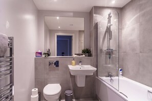 Dusj, hårføner og håndklær