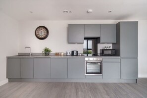 Kjøleskap, mikrobølgeovn, ovn og kokeplater