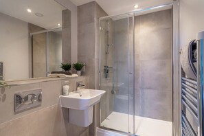 Shower, hair dryer, towels - Fantastic 3 Bedroom Manchester Apartment (Salford)