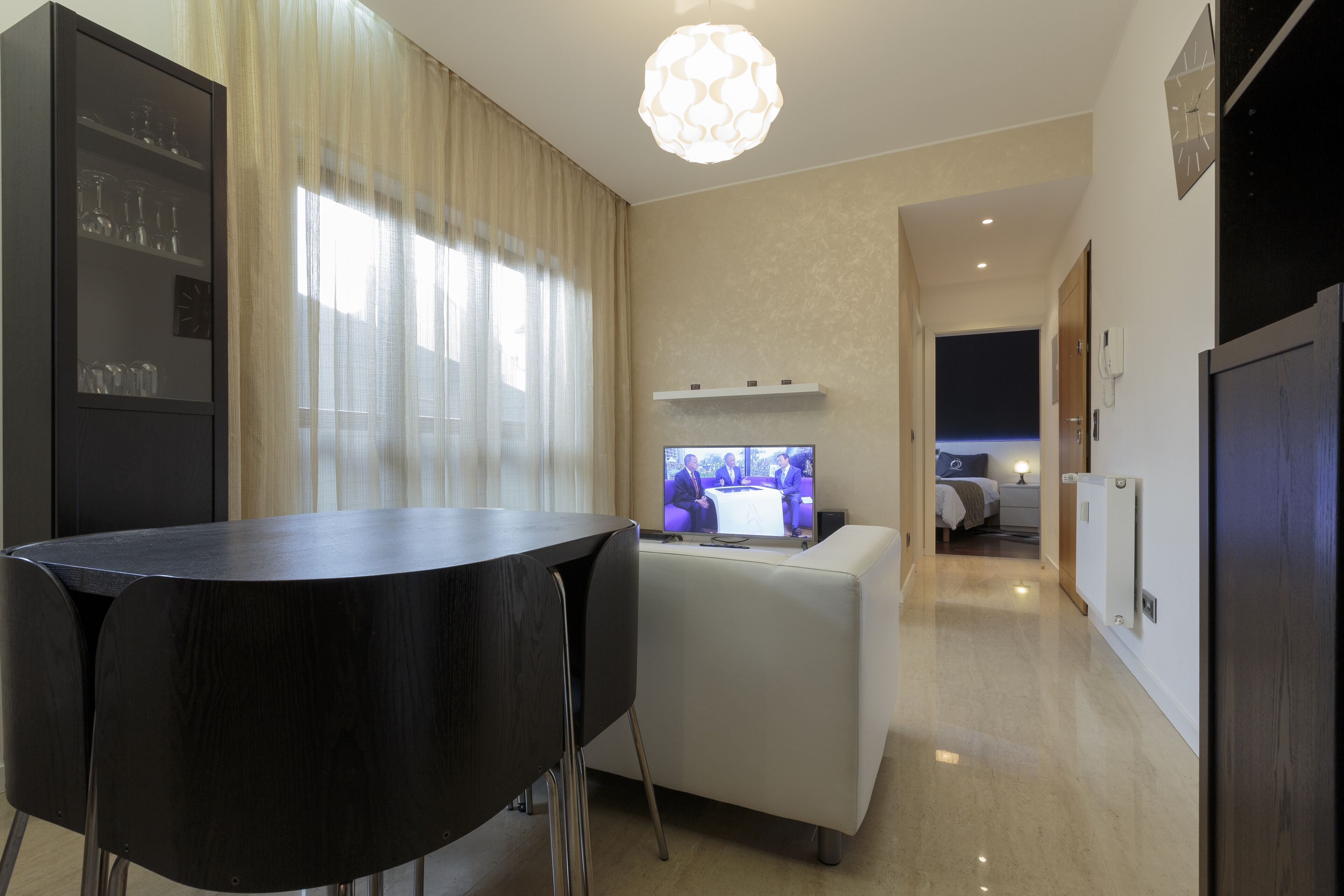 Leilighet – deluxe | Oppholdsrom | Flatskjerm-TV og DVD-spiller