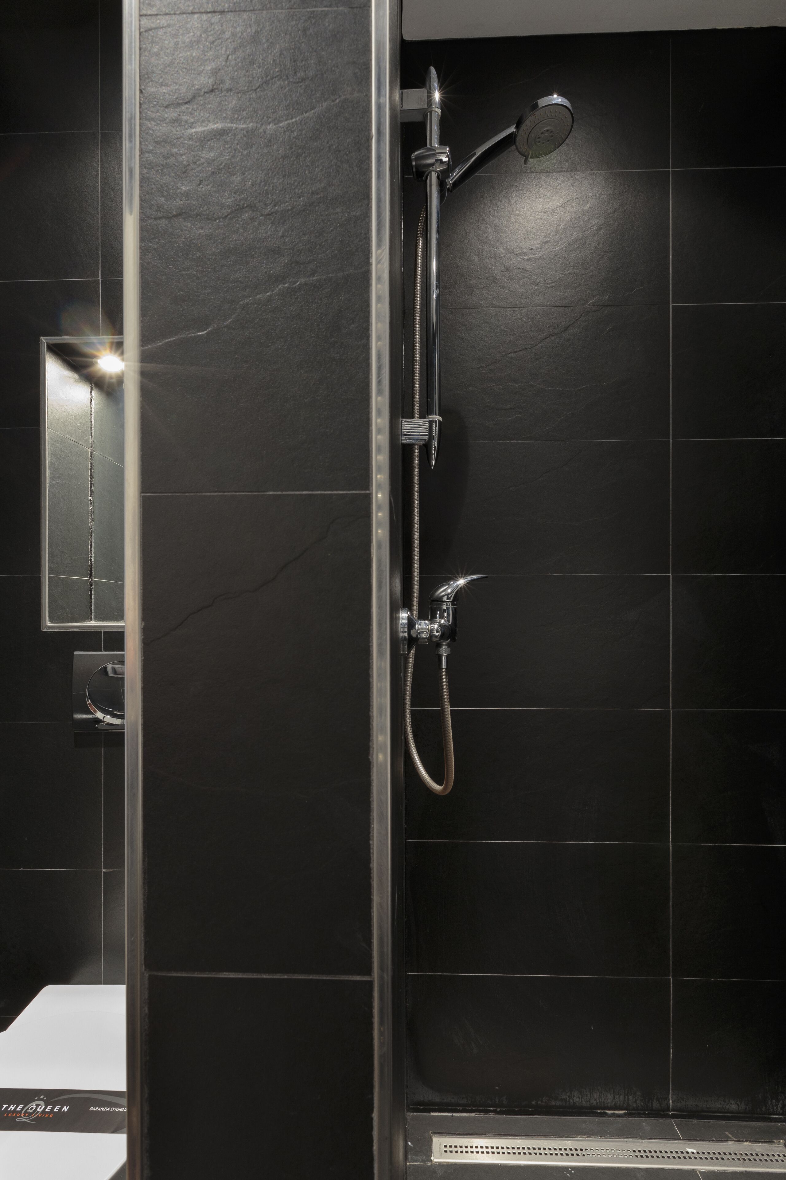 Deluxe Apartment | Bathroom