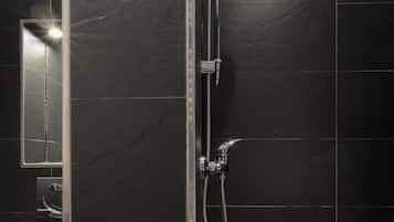 Deluxe Apartment | Bathroom