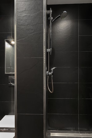 Deluxe Apartment | Bathroom | Free toiletries, hair dryer, towels, toilet paper - The Queen Luxury Apartments-VillaGiorgia (Dudelange)