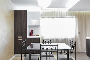 Appartement Deluxe, terrasse | Cuisine privée | Réfrigérateur, un four, surface de cuisson, lave-vaisselle
