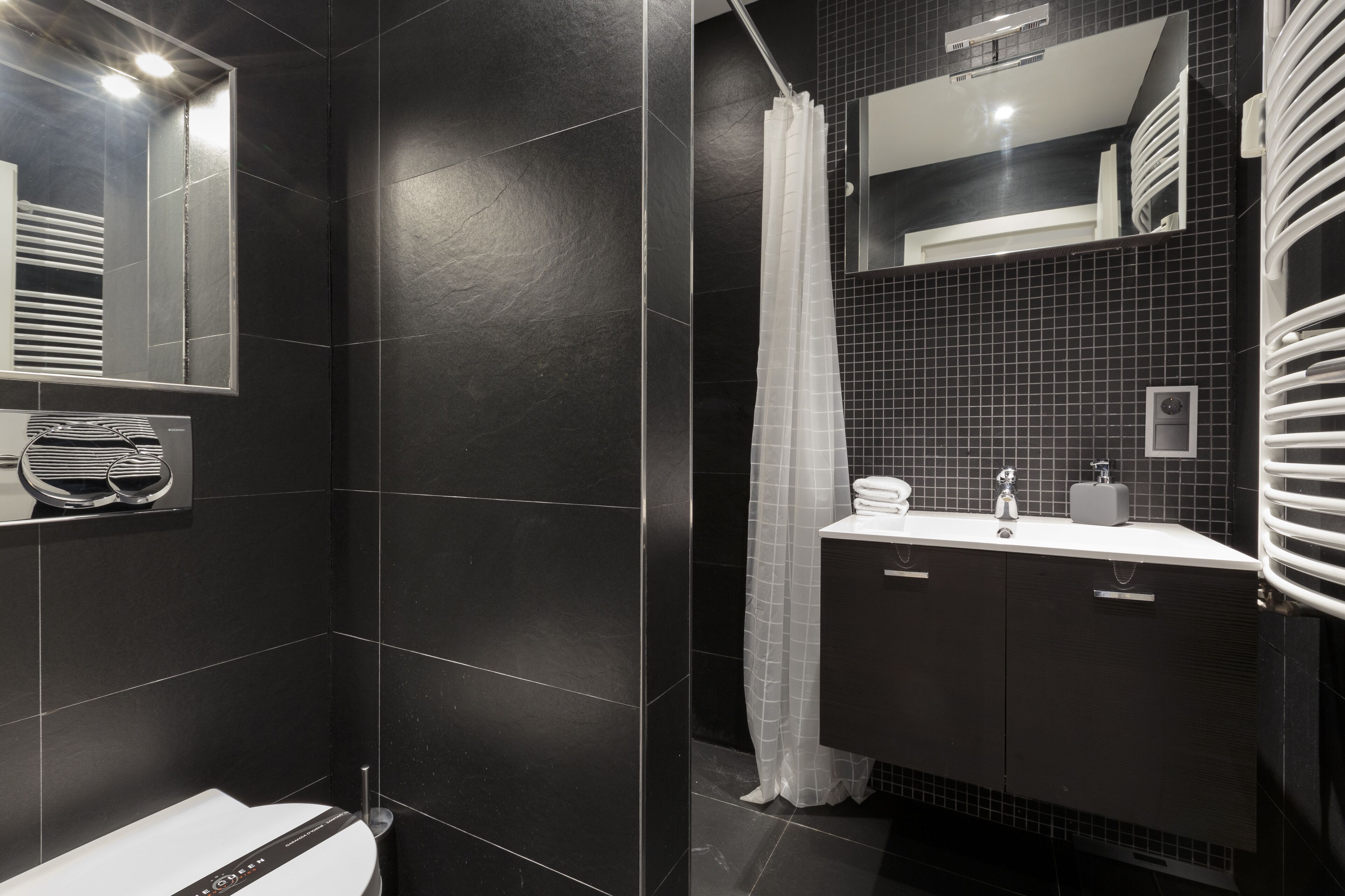 Deluxe Apartment | Bathroom