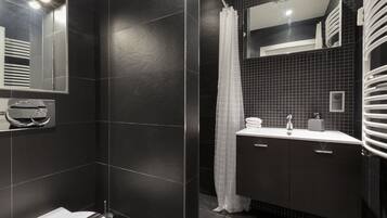 Deluxe Apartment | Bathroom | Free toiletries, hair dryer, towels, toilet paper
