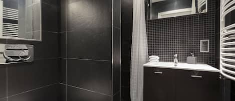 デラックス アパートメント | バスルーム | バスアメニティ (無料)、ヘアドライヤー、タオル、トイレットペーパー